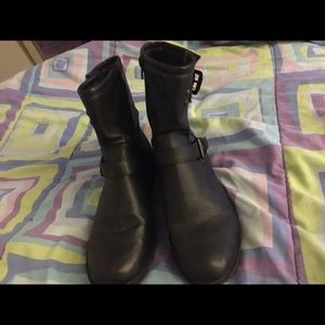 Gray zip up ancle boots